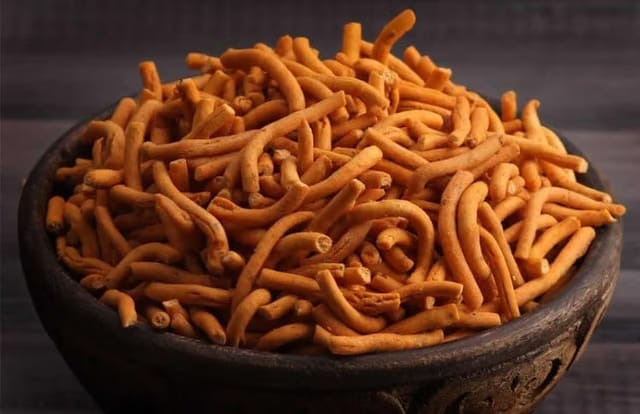 RASHIKBHAI CHEVDAWALA Pure Vegetarian Snakes Gathiya Namkeen Snacks for Foodie Indians Crispy Khasta [Gathiya] tikha