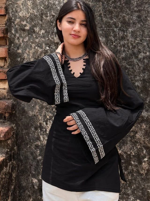 Pari A1 Women Embroidered Flared Sleeves Handloom Kurta