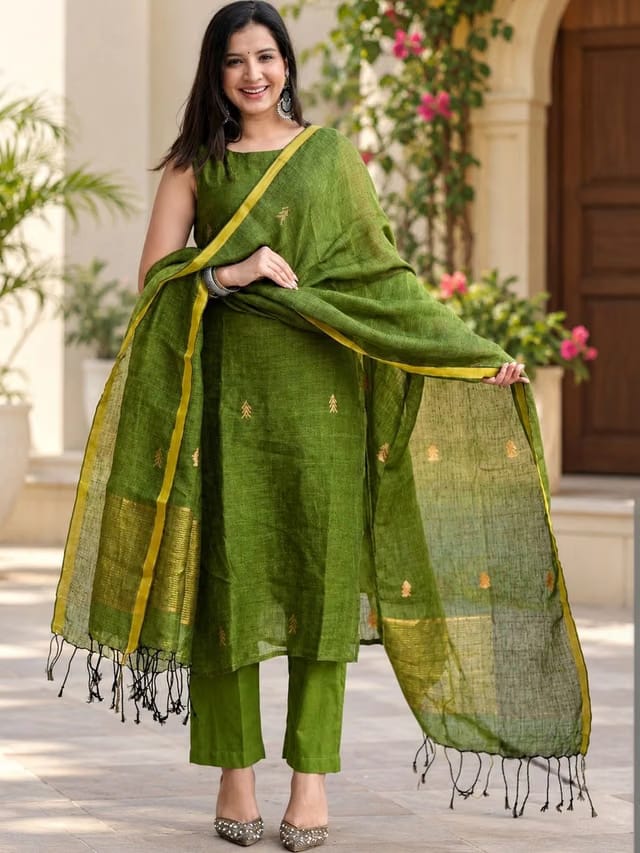 Women Ethnic Thread Work Silk Crepe Kurta with Trousers & With Dupatta
