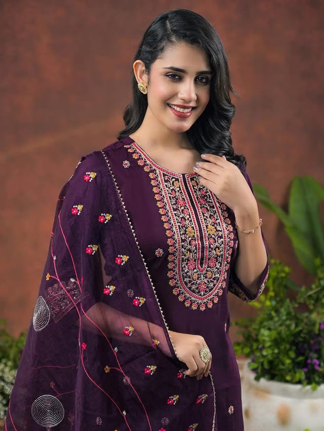 Women Floral Embroidered Regular Thread Work Kurta with Trousers & With Dupatta