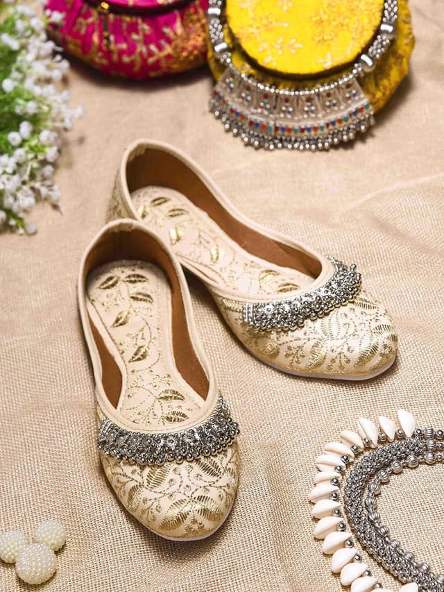 SGU Women Ethnic Embellished Jhanjhar Mojaris