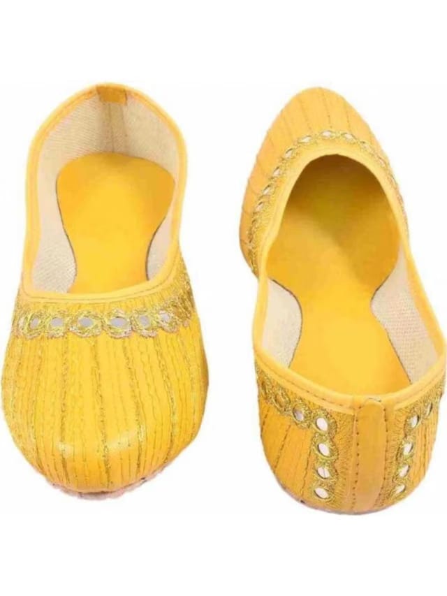 ziyarat collection Women Embroidered Mojaris