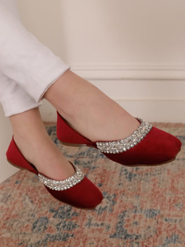 Women Embellished Mojaris