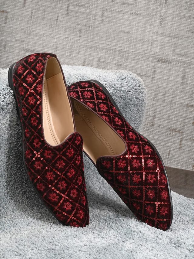 House of Pataudi Men Floral Print & Sequin Embellished Lightweight Ethnic Mojaris