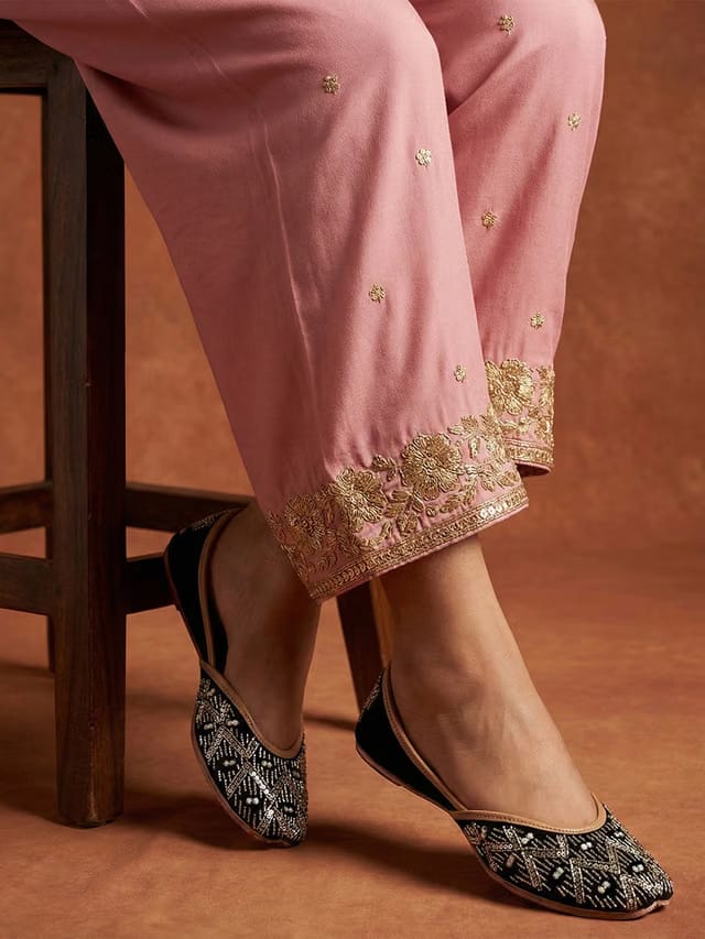 Women Ethnic Embroidered Mojaris