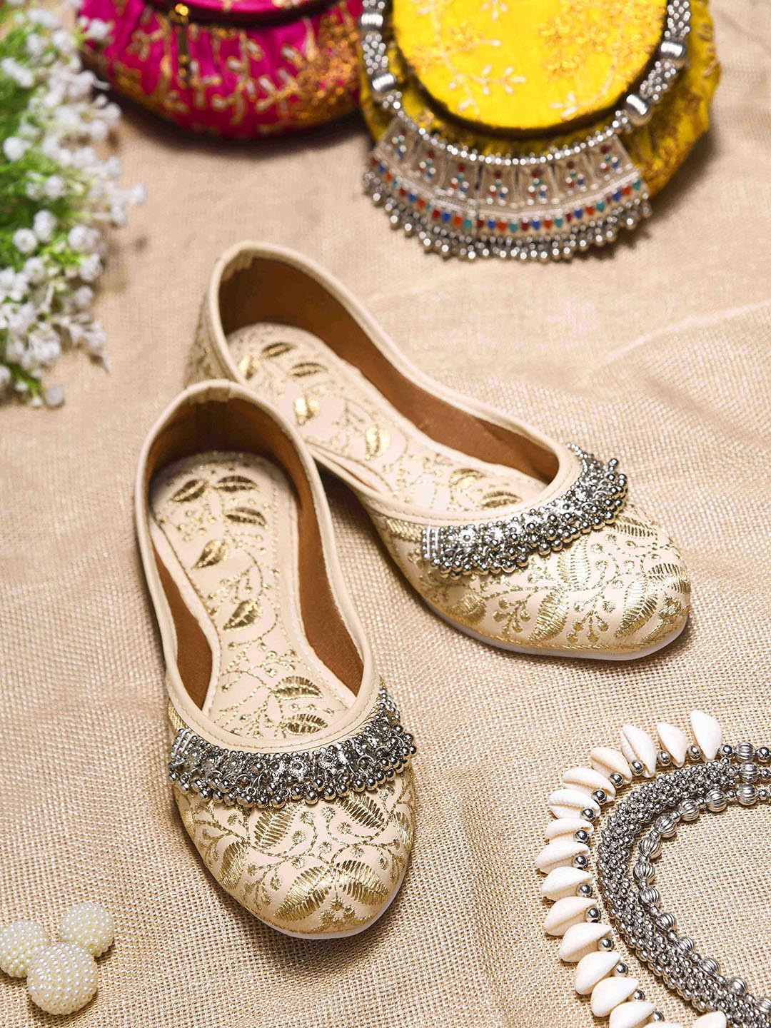 SGU Women Ethnic Embellished Jhanjhar Mojaris