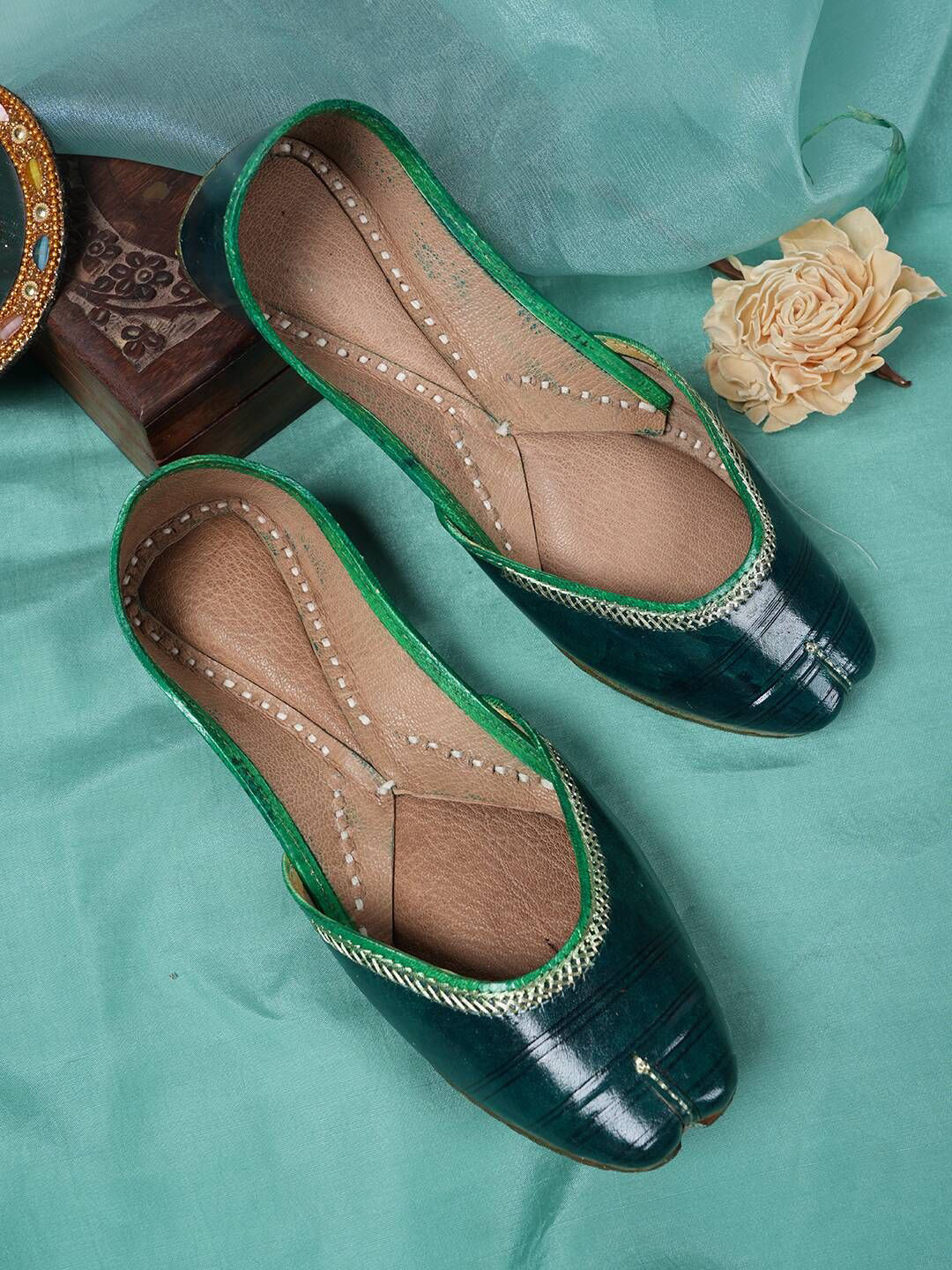 JUTTIESMAKER Women Embroidered Ethnic Leather Mojaris