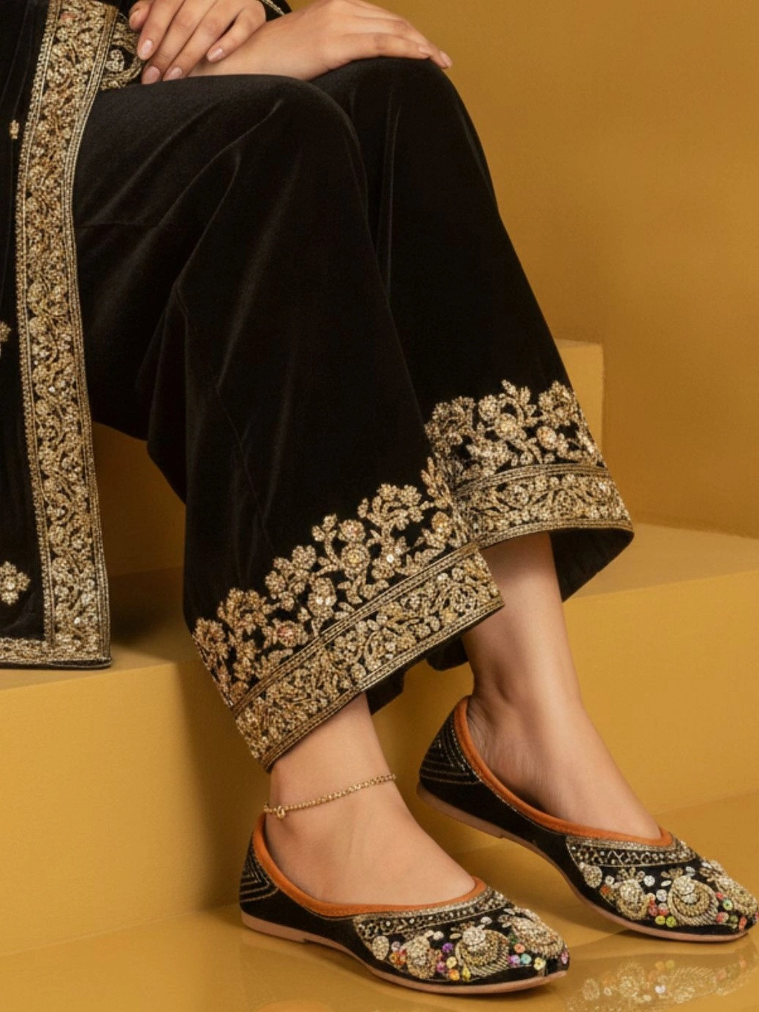 DESI COLOUR Women Embellished Ethnic Mojaris Flats