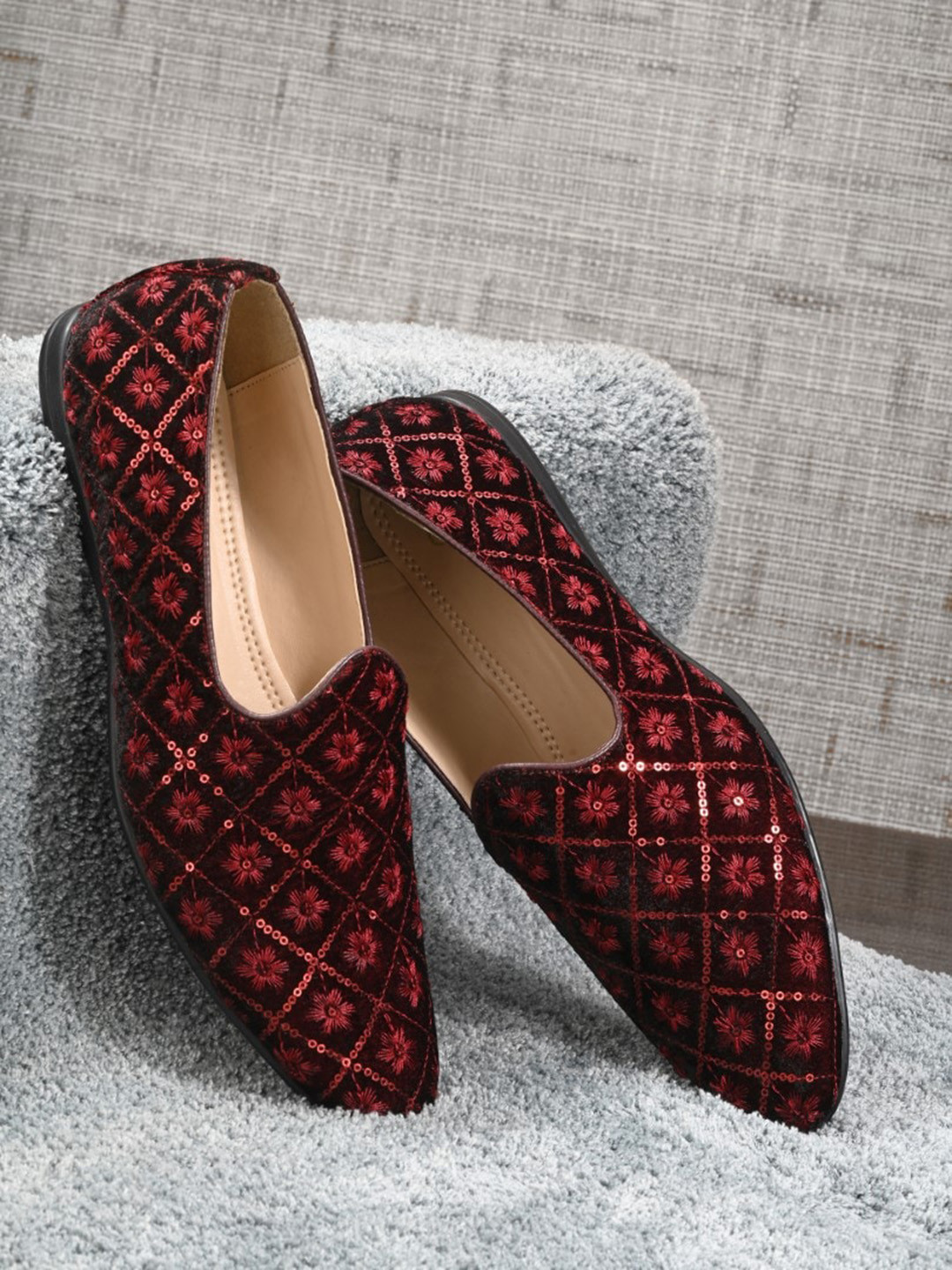 House of Pataudi Men Floral Print & Sequin Embellished Lightweight Ethnic Mojaris